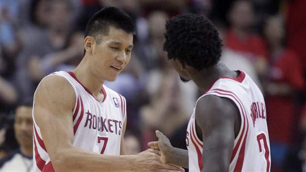 Jeremy Lin (vlevo) a Patrick Beverley z Houstonu slav ko.