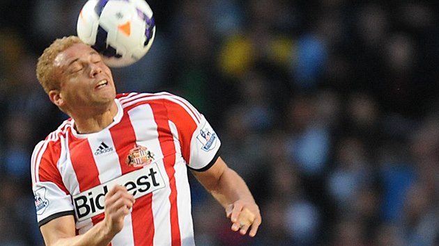 Wes Brown ze Sunderlandu hlavikuje v duelu s Manchesterem City.