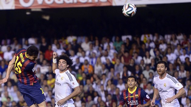 Marc Bartra (vlevo) z Barcelony skruje proti Realu Madrid.