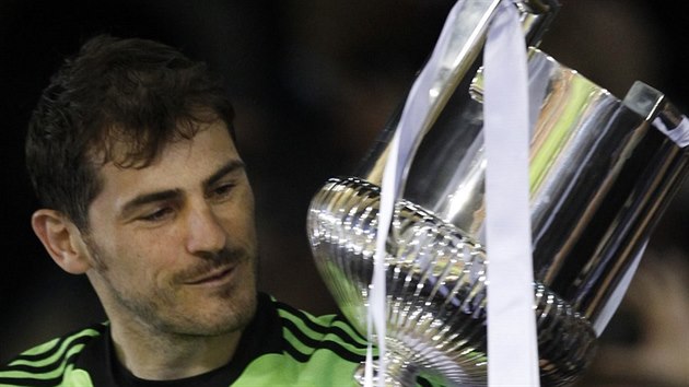 Iker Casillas z Realu Madrid s trofej pro vtze panlskho pohru.