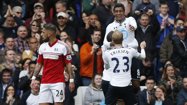 DOBR PRCE, KAMARDE. Paulinho (vpravo nahoe) z Tottenhamu se trefil proti Fulhamu a se spoluhri ihned zaal slavit.