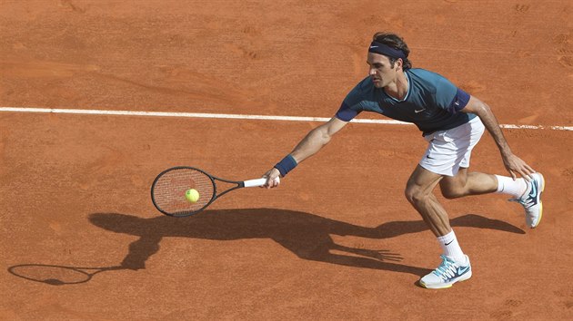 vcarsk tenista Roger Federer v semifinle turnaje v Monte Carlu proti Novaku Djokoviovi