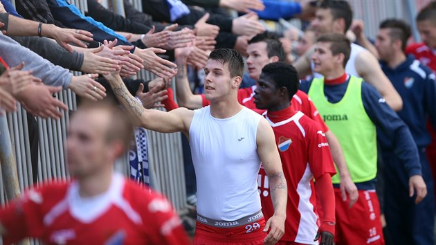 VTZN DKOVAKA. Fotbalist Banku Ostrava slav s fanouky vtzstv nad Znojmem (4:0).