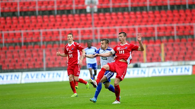 Momentka z fotbalovho duelu Znojma a Banku Ostrava (erven)