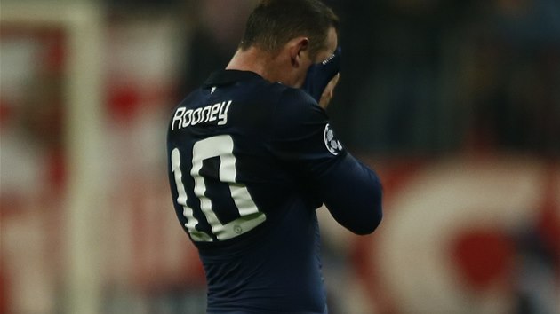 KONEC. tonk Wayne Rooney z Manchesteru United po vyazen z Ligy mistr.