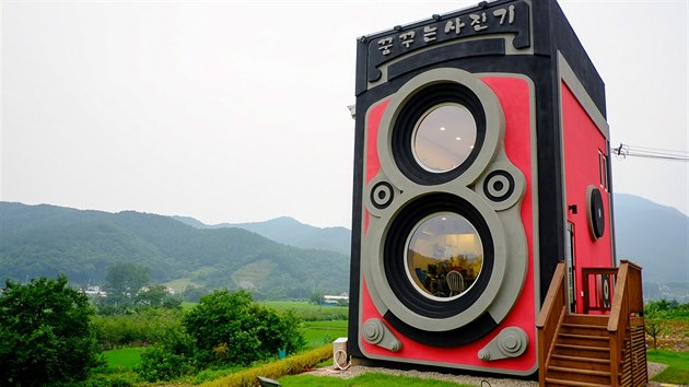 Jihokorejec Park Sung Hwan vnoval est let stavb dvoupodlan kavrny ve tvaru starho fotoapartu Rolleiflex.