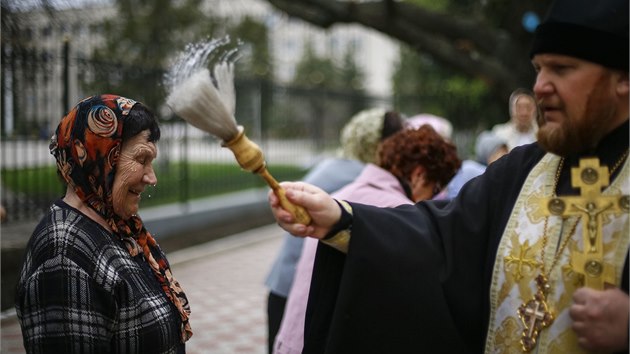 Duchovn ve vchodoukrajinskm Slavjansku na Blou sobotu krop vc svcenou vodou.