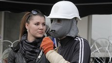 Maskovaný stoupenec Ruska ped obsazenou budovou gubernátora v Doncku (9....