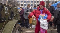 Zabarikádovaným radikálm v Luhansku nosí jídlo místní obyvatelé (9. dubna 2014)