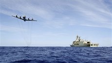 Letoun australské armády AP-3C Orion shazuje zásoby pro posádku lodi HMAS...