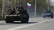 Transportéry s ruskou vlajkou nedaleko Kramatorska na východ Ukrajiny (16....
