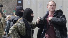 V centru Slavjansku neoznaení ozbrojenci napadli fotografa listu Kommersant...