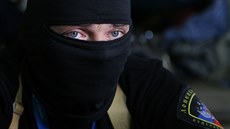Maskovaný ozbrojenec v obsazeném budov místní správy v Doncku (18. dubna 2014)