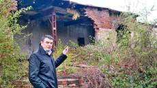 Majitel ústecké tiskárny Milan Horák u zdevastované budovy, pro kterou se už... Majitel ústecké tiskárny Milan Horák u zdevastované budovy, pro kterou se už...