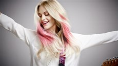 Modelka Poppy Delevingneová v kampani pro vlasovou kosmetiku L'Oréal...