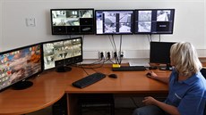 Operátorka městské policie v Milovicích sleduje na monitoru záběry z kamer... Operátorka městské policie v Milovicích sleduje na monitoru záběry z kamer...