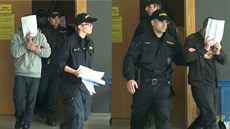 Policie odvádí oba lupiče od soudu, který rozhodl o uvalení vazby. Policie odvádí oba lupiče od soudu, který rozhodl o uvalení vazby.