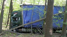 Nehoda kamionu a autobusu v Buchlovských horách.