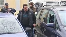Policisté kontrolují automobily poničené při noční střelbě v Krnově. Policisté kontrolují automobily poničené při noční střelbě v Krnově.