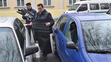 Policisté kontrolují automobily poničené při noční střelbě v Krnově. Poškozená... Policisté kontrolují automobily poničené při noční střelbě v Krnově. Poškozená...