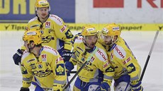 Zlíntí hokejisté oslavují vstelenou branku v estém semifinále play-off proti