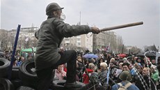 Prorutí demonstranti na barikádách, které obklopují regionální úad Doncku...