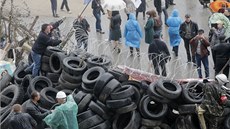 Prorutí demonstranti na barikádách, které obklopují regionální úad Doncku...