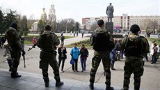 Prorutí ozbrojenci hlídkují ped radnicí ve východoukrajinském Slavjansku (14....
