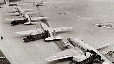 Vykládka amerických letoun na letiti Tempelhof