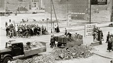 Bezen 1949 v Berlín: vznik barikád na Friedrichstrasse