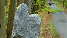 Kadý ze skoro dvoumetrových menhir symbolizuje jednu bolest moderního lovka.