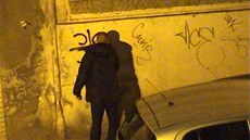 Kamery zachytily skupinku Chorvatů ve chvíli, kdy sprejovali po pražských Kamery zachytily skupinku Chorvatů ve chvíli, kdy sprejovali po pražských