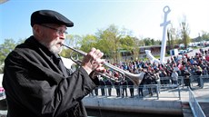 Znělku lodní dopravy zahrál trumpetista Jaromír Hnilička, který ji přímo pro... Znělku lodní dopravy zahrál trumpetista Jaromír Hnilička, který ji přímo pro...