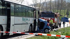 Váná nehoda autobusu a osobního auta Kia na silnici I/43 poblí Boitova na...