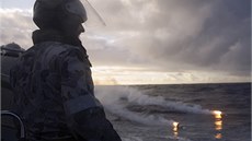 Hladinu Indického oceánu stále prohledávají záchranái v letadlech i na