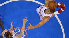 Blake Griffin z Los Angeles Clippers zakončuje, sleduje ho Jan Veselý z Blake Griffin z Los Angeles Clippers zakončuje, sleduje ho Jan Veselý z