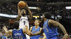 Tony Allen z Memphisu střílí v utkání proti Dallasu. Tony Allen z Memphisu střílí v utkání proti Dallasu.