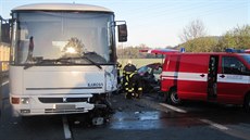 Váná nehoda osobního vozu s autobusem v astolovicích na Rychnovsku, do které...