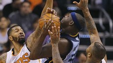 Zach Randolph (uprostřed) z Memphisu se probíjí mezi Markieffe Morrisem (vlevo)... Zach Randolph (uprostřed) z Memphisu se probíjí mezi Markieffe Morrisem (vlevo)...