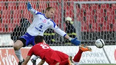 Jan Malík z Brna dává gól olomouckému brankái  Zdeku Zlámalovi.
