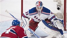 Tomá Plekanec z Montrealu se ocitl ped brankou NY Rangers, kterou hájí Cam...