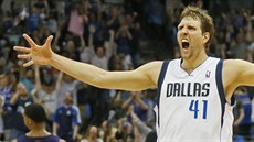 Dirk Nowitzki z Dallasu slaví obrat ve skóre v duelu s Phoenixem. Dirk Nowitzki z Dallasu slaví obrat ve skóre v duelu s Phoenixem.