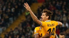 Fernando Llorente a Angelo Ogbonna slaví gól Juventusu proti Udine.