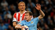 Edin Deko (v modrém) z Manchesteru City je faulován Wesem Brownem ze...