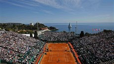 Luká Rosol a Roger Federer práv svádjí souboj na antuce v Monte Carlu.
