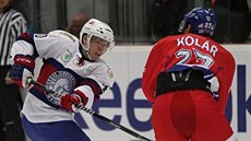 Norský hokejista Ken Andre Olimb stílí kolem eského reprezentanta Jana Koláe...