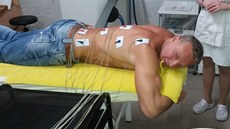 Martin Maxa zkouší léčbu elektrickým proudem. Ulevuje si tím od bolesti páteře. Martin Maxa zkouší léčbu elektrickým proudem. Ulevuje si tím od bolesti páteře.