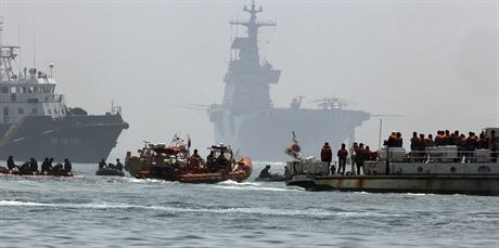 Lod korejských záchraná na míst, kde se potopil trajekt Sewol (24. dubna...