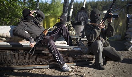 Rutí separatisté na kontrolním stanoviti u Slavjansku (24. dubna 2014)