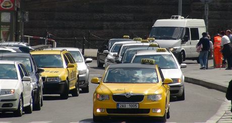 Smutení jízdou uctili taxikái v centru Prahy památku dvou svých zavradných...